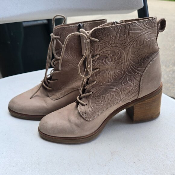 Sofft Sondra 9.5M Womens Light Taupe Leather Embossed Floral Block Heel GUC Nash - Picture 1 of 16